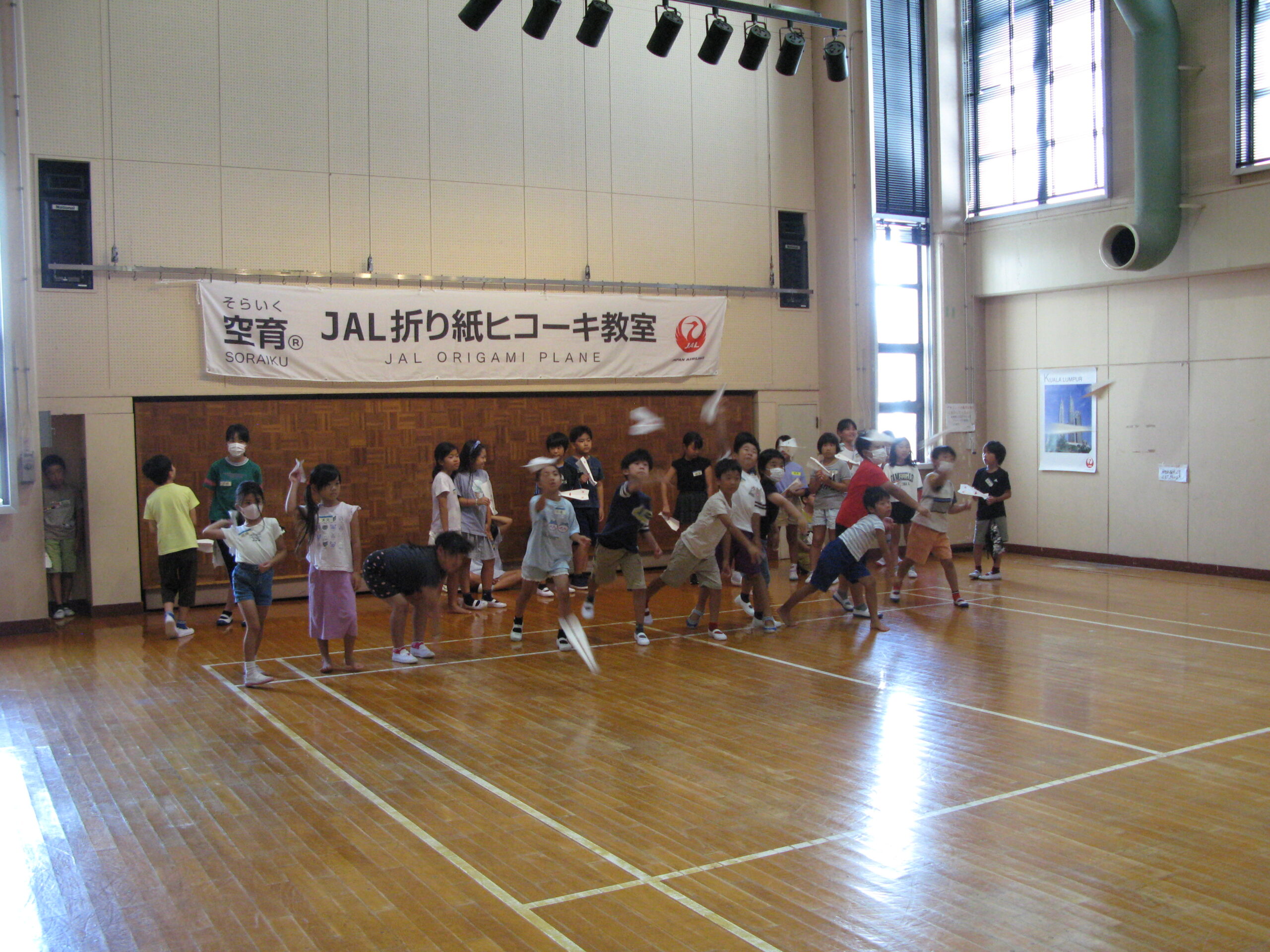 ８月23日水曜日実施「JAL折り紙ヒコーキ教室」の画像